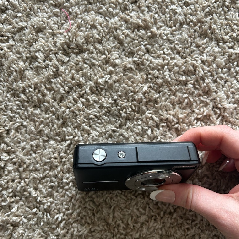 Compact Black Digital Camera - Picture 3 of 5